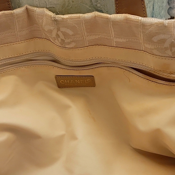 27. Chanel Tote - Picture 6 of 8